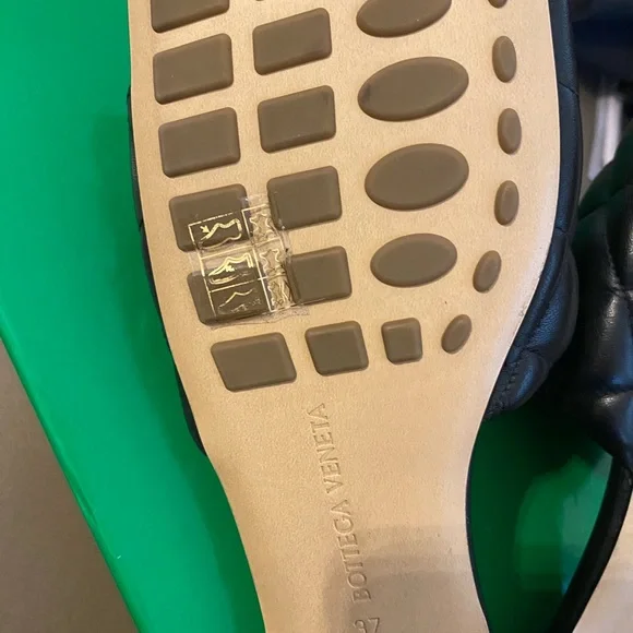 BOTTEGA VENETA Quilted Padded Flat Sandals In Black Leather 37. - Picture 6 of 10